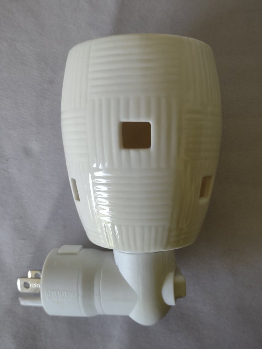 Scentsy Plug-In Mini Wax Melt Nightlight Warmer White Basket Weave + Xtra Bulb